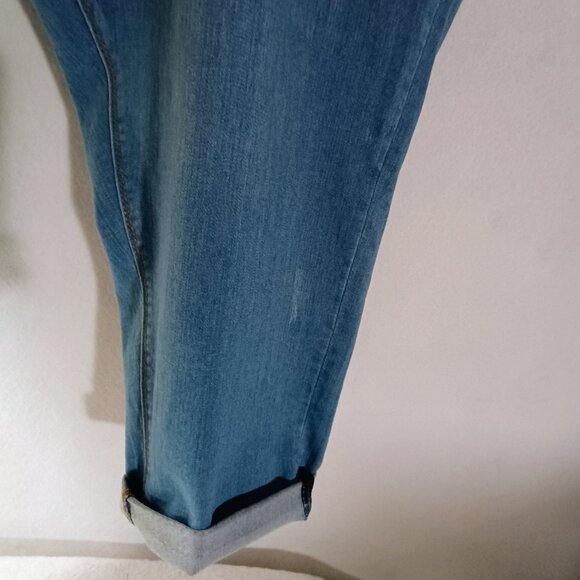 EUC: Terra & Sky Sze 3X (24W-26W) Light Wash Distressed Pull-On Cropped Jeans - Picture 4 of 7